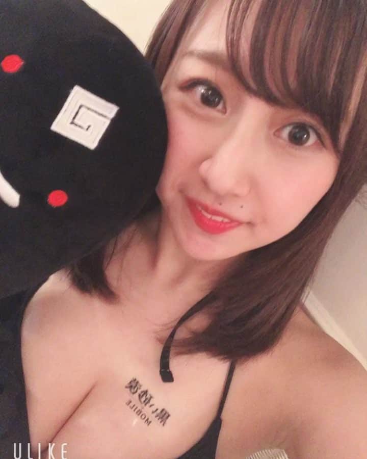 足立華のインスタグラム：「今日は ゲームアプリ #黒い砂漠 #黒い砂漠mobile  リリース記念イベントに出演させて頂きました☺️🤔💓 アバター細かくつくれて本当に感動した〜！！最近ゲームはまりちゅうなので絶対やる！！！ #グラビア#アイドル#ゲーム#4like4like#game#アプリ#リリースイベント#gravure#idol#グラビア#アイドル#水着#谷間 #粉#漂亮」