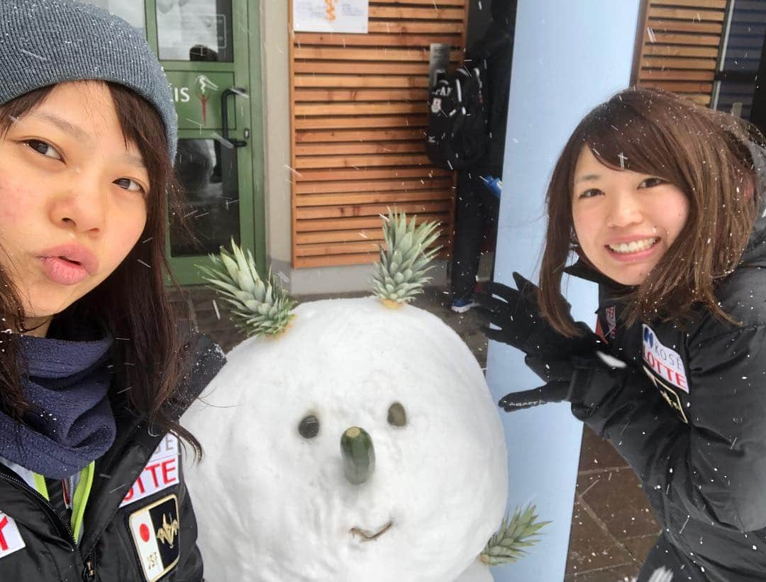 佐藤綾乃さんのインスタグラム写真 - (佐藤綾乃Instagram)「雨っぽい雪がどっさり降ったのでななさんと雪だるま作り⛄️❄️ こんなに全力で雪だるまを作ったのは小学生ぶりでした🤣 雪だるまになるまでの過程は@nana.takagi さんのところへ。笑  #雪だるま #snowman #Inzell #インツェル」2月3日 19時53分 - nonstagram_s2