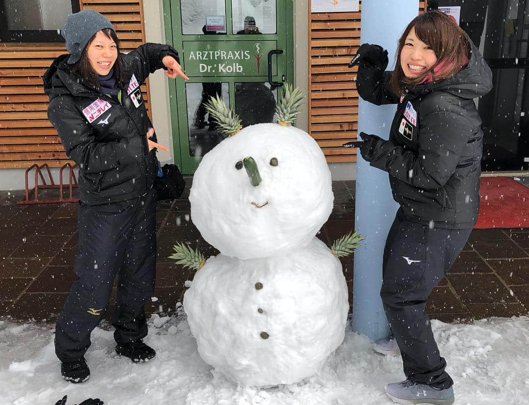 佐藤綾乃のインスタグラム：「雨っぽい雪がどっさり降ったのでななさんと雪だるま作り⛄️❄️ こんなに全力で雪だるまを作ったのは小学生ぶりでした🤣 雪だるまになるまでの過程は@nana.takagi さんのところへ。笑  #雪だるま #snowman #Inzell #インツェル」