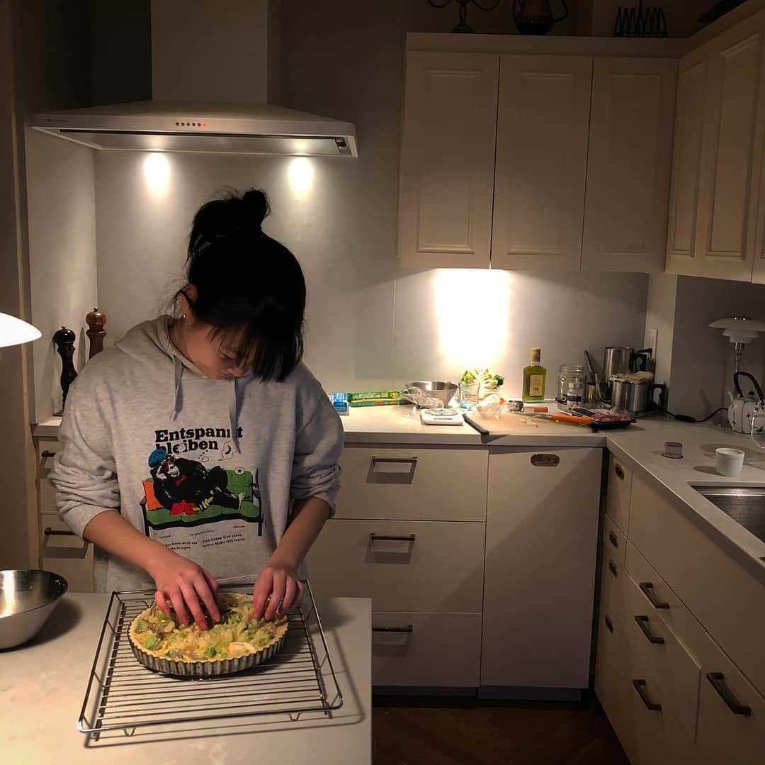 行正り香さんのインスタグラム写真 - (行正り香Instagram)「本日は、次女が夕ご飯にキッシュを焼いてくれました。最近は、料理本を読んで、作ってくれます。😃#rikayukimasa #行正り香#キッシュ#シーザーストーン」2月3日 19時50分 - rikayukimasa