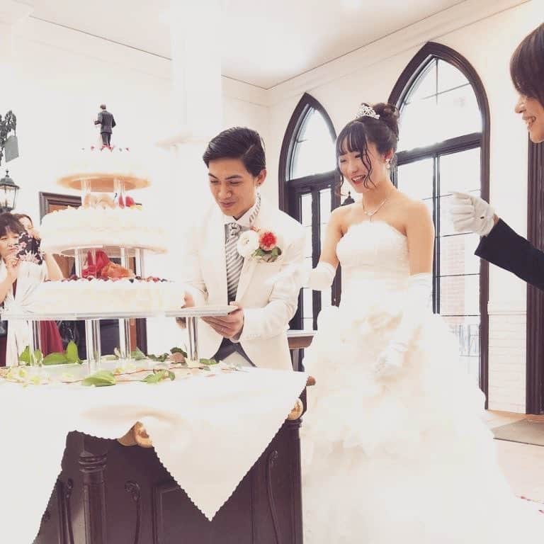 迎賓館ヴィクトリア/結婚式(富山・高岡・金沢・小松・福井)のインスタグラム：「#ファーストバイト 😋💕 挙式後にケーキが登場してファーストバイト(* ¨̮*) 新郎様慎重にケーキをよそってくれてますっ(*´꒳`*) * * * * * ⛪️ウエディングフェアや💡お問い合わせは プロフィールからHPをご覧下さい✧︎*。 @victoria_weddingstyle ☎️お電話でのお問い合わせもお待ちしております *迎賓館VICTORIA福井 TEL 0776-23-5011 *迎賓館VICTORIA小松 TEL 0761-23-7055 *金沢グローブ TEL076-238-5211 *迎賓館VICTORIA高岡 TEL 0766-27-1155 *富山セントマリー教会＆迎賓館VICTORIA TEL 076-423-6688 *。 *。 #迎賓館ヴィクトリア #ヴィクトリア #福井ヴィクトリア#小松ヴィクトリア #高岡ヴィクトリア#富山ヴィクトリア#vic花嫁 #vic婚#ウェディング #ブライダル #結婚式  #結婚式場 #結婚式準備 #卒花嫁 #北陸花嫁 #小松花嫁 #家族愛 #ウエディングフェア #フェア #小松#小松市#ウエディングパーティー#victoria__restaurant#victoria_clubvictoria#ヴィクトリアグローブ#ヴィクトリアフォレスト#ウエディングケーキ」