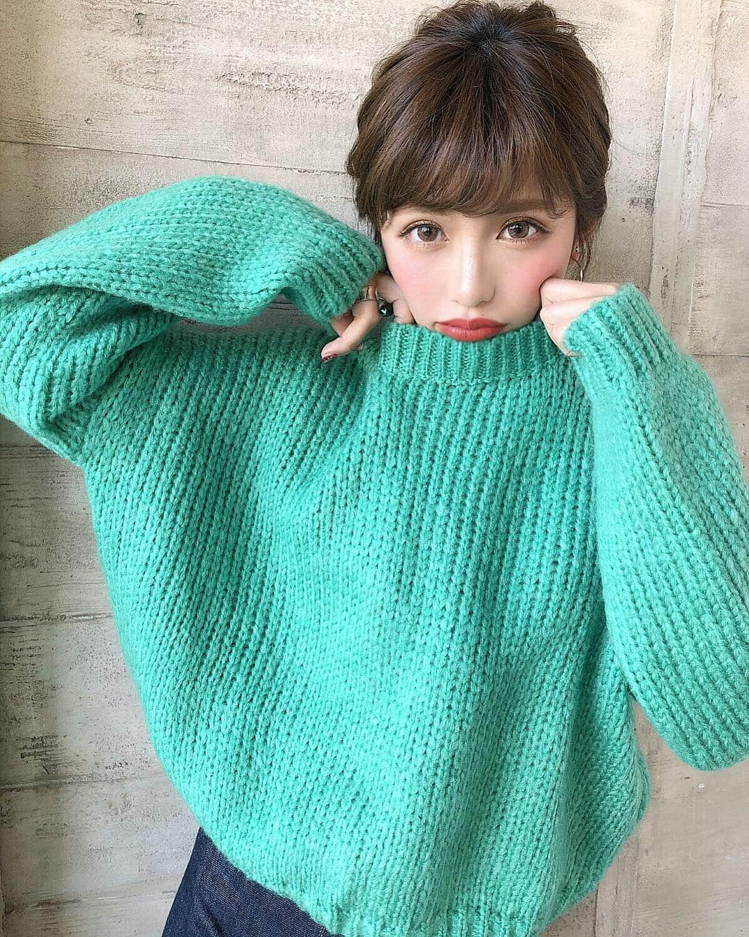 伊藤実祐さんのインスタグラム写真 - (伊藤実祐Instagram)「. . ストーリーで質問頂いた、 このニットは @reedit_official の♥︎ . 撮影の為に映えを狙ったグリーン🥦 アウター困るからこれは春に1枚で着たい💓 . . 最近よく使うカメラアプリは Ulike ♥︎ 美容師さんに教えてもろてからよく使う🤳！ . . . 愛用リップの重ね塗りも動画撮ったから 編集終わったらUPするね 😌☝🏼💋💜 . . #ootd #outfit #今日のコーデ #リエディスタ #リエディ #モデル #TOKYOcreatist #伊藤実祐 #いとうみゆ #みゆちゃい . . 🗼ただいまぁ。♪💦 .」2月3日 19時55分 - miyu.61