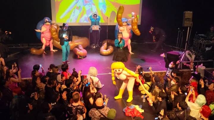 草野絵美のインスタグラム：「SXSWを更新して、 今までで1番楽しい＆カイカンなライブになりました…！ ステージの上で腹抱えて笑いそうになった。 . ラテックスアーティストのサエボーグと @saeborg_latex 上海の芸術家のルー・ヤン @luyangasia との一夜限りのカオス・コラボレーション、来てくださった方ありがとうございました。 みんなも生きてるうちにいっぱい楽しもうね💩  Thank you for coming to the collaboration stage by Lu Yang, Saeborg and Satellite Young! . It was the most chaotic and exciting stage I’ve  ever experienced... Life doesn’t give you a second chance. You gotta have fun🤩 . . . #デパートメントH #デパチ #デパH #SatelliteYoung #Luyang #Saeborg #takeonme」
