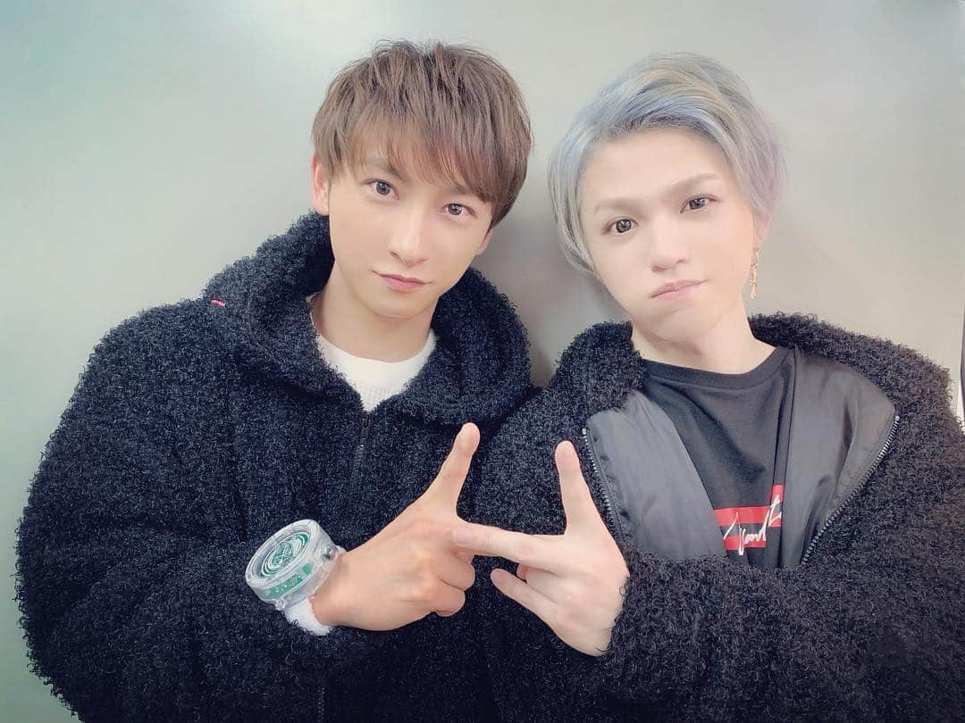 與真司郎さんのインスタグラム写真 - (與真司郎Instagram)「しゅうちゃんのライブ行ってきたー👍👍👍しゅうたらしいライブでめちゃくちゃ楽しかったー👏👏👏残りの公演も頑張ってねー🎤💪 Love you buddy😘 #WONDERHACK #shutasueyoshi  #オセロコンビ⚫️⚪️ #しゅうちゃんマジ白い #俺は黒い #笑」2月3日 20時17分 - shinjiroatae1126