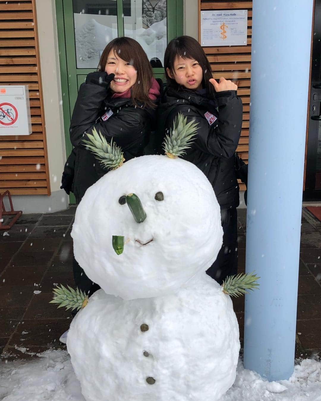 高木菜那さんのインスタグラム写真 - (高木菜那Instagram)「練習終わりに、何年か振りに全力で雪だるまを作りました⛄️ホテルの人も色々持ってきてくれて可愛い雪だるまの完成❤️ 雪だるまを完成させる動画は@nonstagram_s2をご覧ください。笑 #inzell #雪だるま #佐藤綾乃」2月3日 20時21分 - nana.takagi