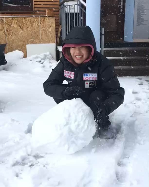 高木菜那のインスタグラム：「練習終わりに、何年か振りに全力で雪だるまを作りました⛄️ホテルの人も色々持ってきてくれて可愛い雪だるまの完成❤️ 雪だるまを完成させる動画は@nonstagram_s2をご覧ください。笑 #inzell #雪だるま #佐藤綾乃」