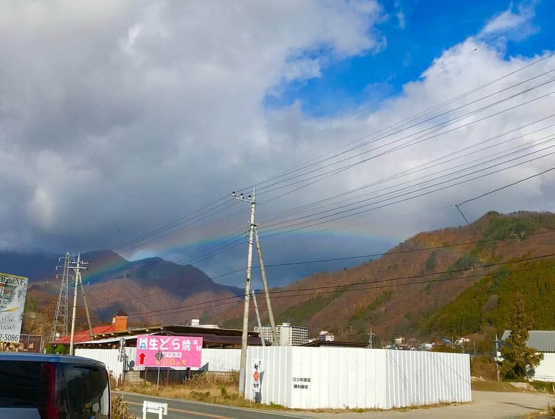 吉山りささんのインスタグラム写真 - (吉山りさInstagram)「秘湯ロマンのロケの時 虹がめっちゃ近くに出現😍 🌈🌈🌈🌈🌈🌈 山の手前😍😍😍 大興奮したのは秘密です㊙️笑  #秘湯ロマン #今夜 #放送 でございます #📺 #tv #♨️ #温泉 #秘湯 #温泉ソムリエ  #ロケ #撮影 #虹 みえた #興奮 #吉山りさ #🌈 そして入った  #コンビニ に まさか写ってました #笑  #スカイツリー #チケット もうやってません（笑） #2度 #ビックリ #テレビ朝日 #skytree #model #instagood #instalike  #onsen #japan #instamodel」2月3日 20時41分 - oreorerisa