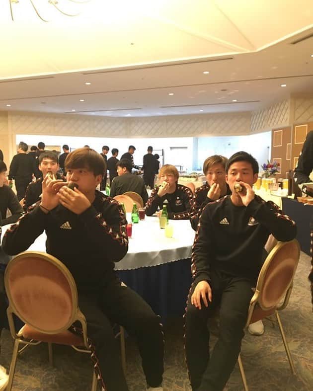 山田康太のインスタグラム：「キャンプ充実してまーーす 今日はみんなで恵方巻き🤫 残りも頑張りますっ！」