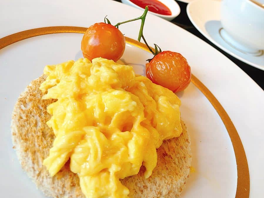 MIKAさんのインスタグラム写真 - (MIKAInstagram)「Bfast obbsession...🥯🍳🧀🥦💛 * * おはようございます☀ 香港ポスト全然終わってないのでちょっとお付き合い下さいね😗 ホテルの朝食大好き人間です ← 私の中では旅の必須項目。笑 和食もあれば食べるんだけどここは洋と飲茶だけだったので🍴 フルーツの中で一番好きな #ドラゴンフルーツ は毎朝必ず🤣 9枚目はここ2年くらいずっとハマっててやってしまうやつ💭 あったかい🥐にスクランブルとハムとレタスを挟んで、その日の気分で粒マスタードやケチャップなどなどを塗るの。うまうま💯 みんなのおすすめとかこだわりも教えてね🤤 * * #breakfast #goodmorning #tb #mikatinchina #hongkong #香港 #🇭🇰」2月4日 7時57分 - cjd_mika