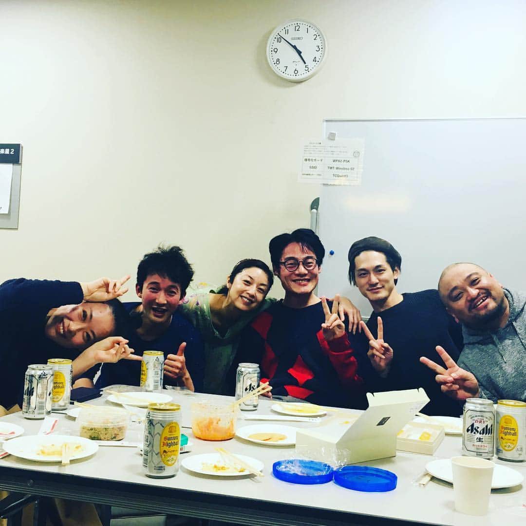 のインスタグラム：「舞台終演後のちょっとした宴。。 明日は休演日だからね〜 飲んじゃぉ飲んじゃお！ #プラトーノフ #娘ちゃんが撮ってくれたよ」