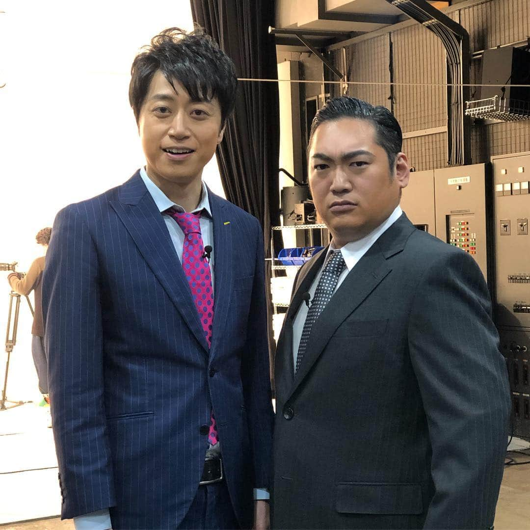 高倉陵さんのインスタグラム写真 - (高倉陵Instagram)「アイセイ薬局 三拍子のお薬あるあるシリーズ 第2弾が公開中！！ スーパーサラリーマンと撮ってもらいました。  今回のテーマは 「おくすりパスファスト」  果たして三拍子はどんな漫才で伝える事が出来るのか。  お近くのアイセイ薬局店舗  or  YouTubeで 「アイセイ薬局」で検索するとでてくるのでお見逃しなく！！ #三拍子#三拍子高倉#高倉陵#comedian#comedy#japanese#Standupcomedians#funny#漫才師#漫才#お笑い好きな人と繋がりたい#サンミュージック#芸人#アイセイ薬局#センターマイク#青スーツ」2月3日 22時55分 - takakulife