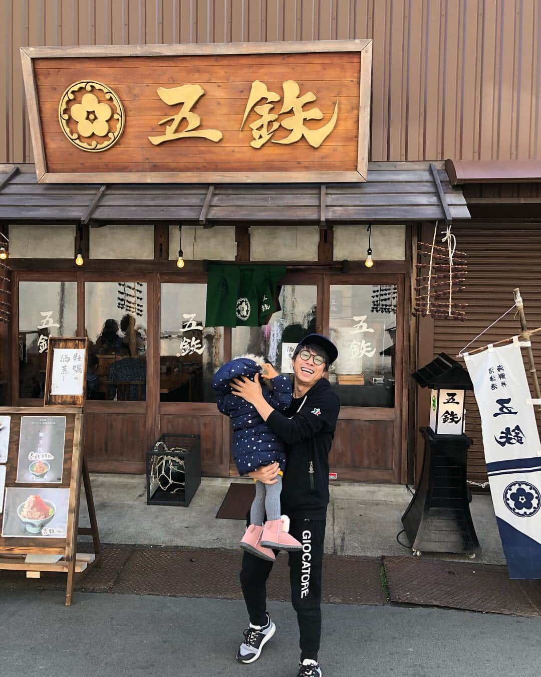 田村淳のインスタグラム：「急にロケが無くなったので 急遽家族で沼津へ  沼津港の五鉄というお店で海鮮丼を頂きました！僕の少し前に具志堅さんがロケで来てたみたいですが…ニアミスでした^_^五鉄めちゃめちゃ美味しいのでオススメです。最後は金目鯛の出汁をかけてサラサラと^_^  #沼津 #五鉄 #沼津港 #五鉄の板前さんが鈴木浩介さんに似てる #GIOCATORE」