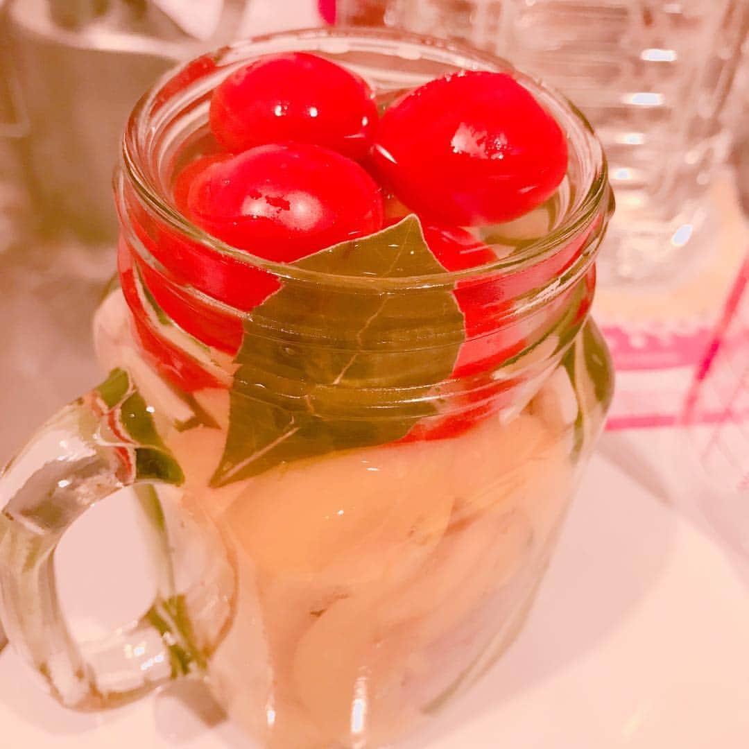 根岸愛のインスタグラム：「はじめてピクルス漬けてみた🥒 次は綺麗に詰めたいな🤣✨ トマト🍅きゅうり🥒 あとパプリカとみょうが 人参は入らなかった🤣 美味しいといいなぁっ #ピクルス #漬けてみた」