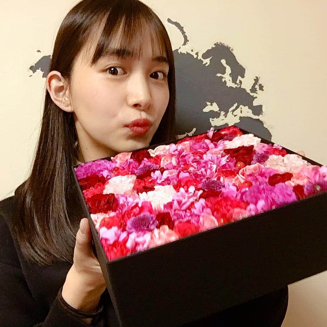 井桁弘恵さんのインスタグラム写真 - (井桁弘恵Instagram)「ㅤㅤㅤㅤㅤㅤㅤㅤㅤㅤㅤㅤㅤ 22歳になりました✌️✌️ 朝からたくさんお祝いのメッセージをいただいて、最高の1日になりました。 今年の誕生日は、お祝いしてもらう喜び以上に、 「おめでとう」と言ってくれる方が周りにこんなにもたくさんいるんだ、、っていう有り難さを強く感じた気がします。 ㅤㅤㅤㅤㅤㅤㅤㅤㅤㅤㅤㅤㅤ 22歳、今日感じた気持ち忘れずに、 健康で、楽しく、貪欲に毎日過ごしたいと思います✌️✌️ 今後とも、よろしくお願いします❤︎ ㅤㅤㅤㅤㅤㅤㅤㅤㅤㅤㅤㅤㅤ 写真のお花は、 いつもお世話になっている方にいただきました。こんな素敵なボックスフラワーいただくの初めてで開けた瞬間から興奮が収まらなかったんです、、 ありがとうございます💐💐」2月3日 23時41分 - igetahiroe23