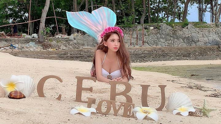 大浦央菜さんのインスタグラム写真 - (大浦央菜Instagram)「Mermaid第2弾🧜‍♀️🌺 . . . 前回とかまた違うピンクでカワイイ感じ💕笑 他にも写真沢山あるけど選べなかったからまた載せる💭 . このマーメイドはフィリピンでやったよ！🤤 . まみー達には観光客感やばいとかセブ島汚いとか散々言われたけどここの尾ひれがどこよりも可愛すぎて😭💕 . 国内だと沖縄とか色んな国でもマーメイド体験ってあるけど,どうしてもフィリピンの尾ひれがやりたすぎてどこの国行ってもマーメイド体験だけは我慢してた😭😭 一個前のマーメイドも柄可愛いけどね！ . フィリピンの尾ひれが本当に1番。色といい可愛すぎる 何より自分の国の1つでマーメイド出来て嬉しかった💜 . フィリピンの海これよりもっと綺麗だからね！！！笑 綺麗なところ沢山知ってるから載せるね！ 行く時参考にしてくれたら嬉しい🙄💭💭 #mermaid #sea #philippines #philippine #🇵🇭 #beach #女子高生 #高校生 #jk #18 #girl #girl  #instalike #instagram  #l4l  #selfie #selfies #instafashion #like4like #likeforlike  #いいね返し #jk  #女子高生 #jk #japanese #japan  #flf #fff #ff #fashion」2月3日 23時50分 - ___910910___