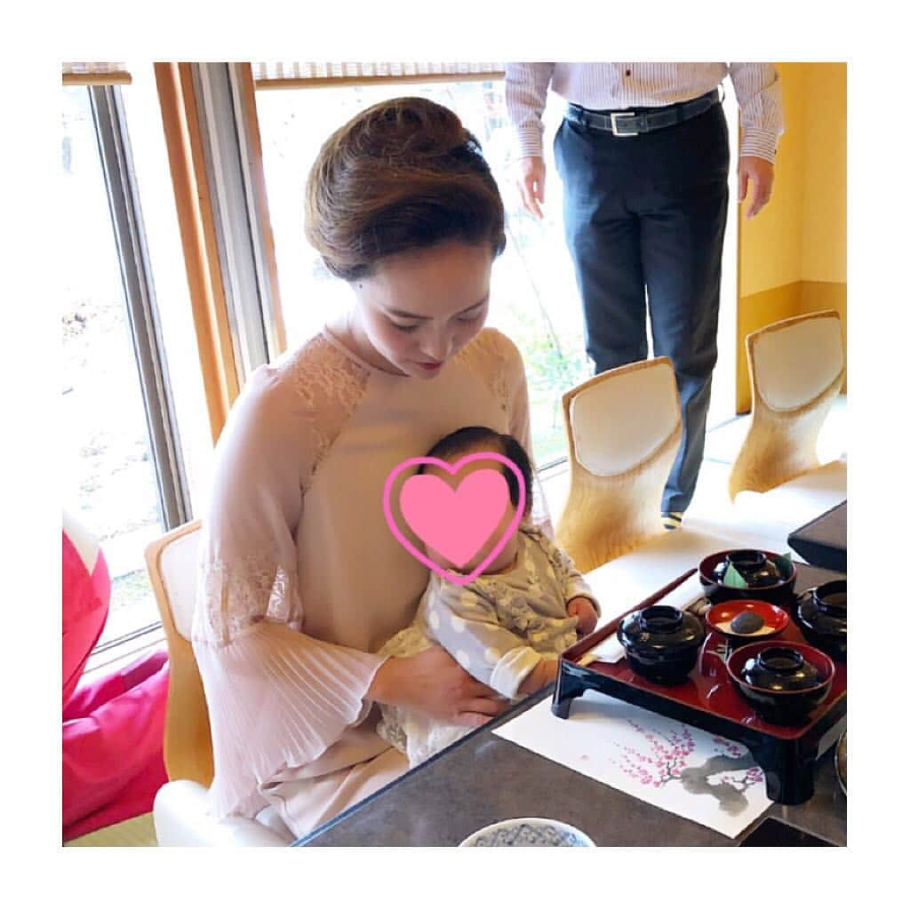 竹澤萌子のインスタグラム：「先週、お食い初めしてきたよ👶❤️❤️🍱 本当に食べようとしてた😂👏 百日祝いの写真もすっごく上手だったし、沢山良いお顔の写真選べた〜🙆‍♀️💓💓💯 写真の仕上がり楽しみだなぁ📸🥰✨✨ #娘#親子#百日祝い#お食い初め#0歳#3ヶ月#赤ちゃん#ママ#子育て奮闘中#すくすく成長中#巨大児#着物#留袖」