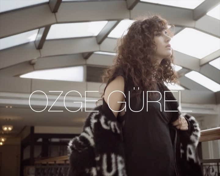 Ozge Gurelのインスタグラム：「https://youtu.be/FySkA0zX-Hw @cemtalu 📌📌 @uguralevyilmazhairdsgn @parlaquestyling @samaraji @pinarcura ❤️❤️」