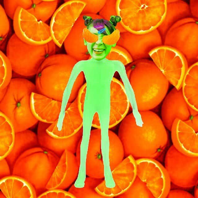 フワちゃんのインスタグラム：「「うちにはエイリアンの目の部分買う余裕なんてありません！！！！！」 _ I always think about piece of orange looks like alien eyes🍊👽」