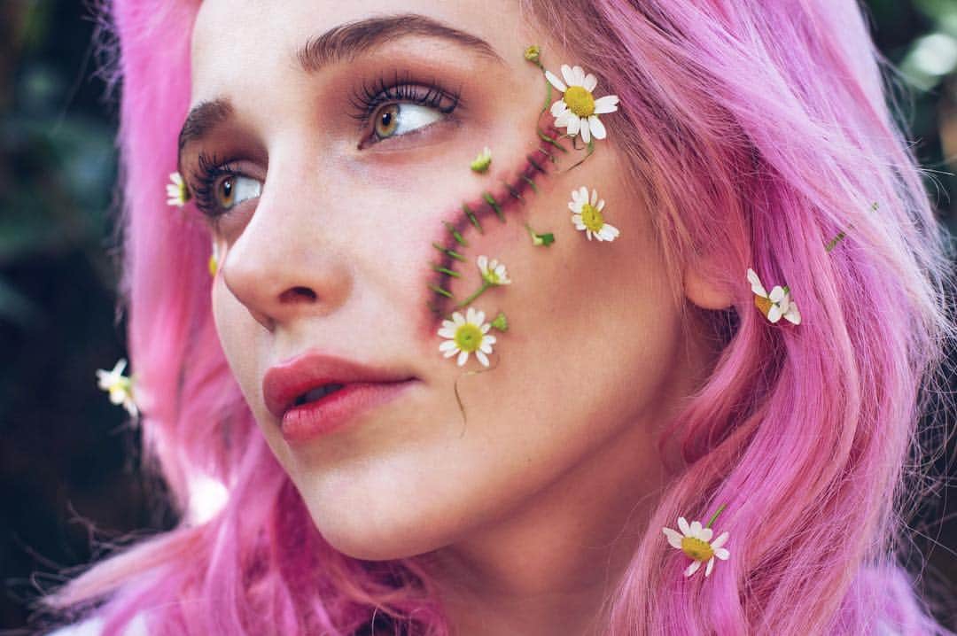 タイラー・ピアースのインスタグラム：「This is the kind of stuff I do when I’m bored🤷🏼‍♀️ . . .  #photography #photoshoot #stitches #california # #canon #vibes  #makeupart #fotografie #makeup #fotografiamoda #create #flowers #modeling #makeup #tocka」