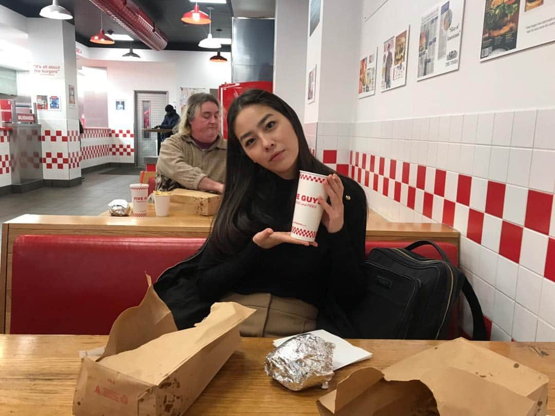 ジョジィのインスタグラム：「Come to London to eat #fiveguys 🤤🥰」