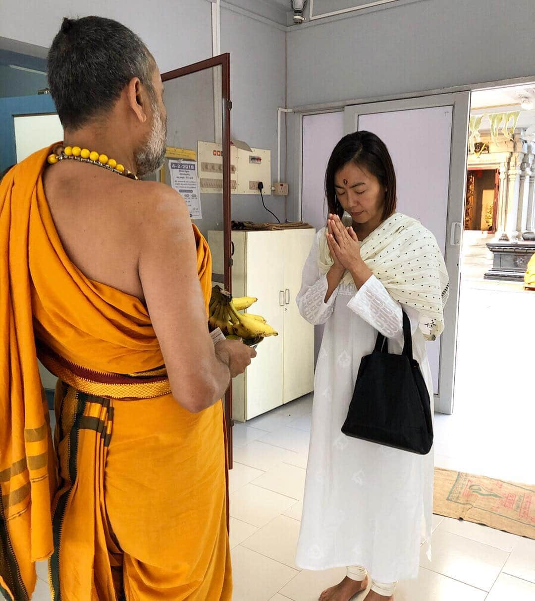 田中律子さんのインスタグラム写真 - (田中律子Instagram)「インド🇮🇳SDJ  AYURVEDALAYA DAY5✨ 朝5時半から、ARSHA VIDYA GURUKULAM に、お祈りのプージャに参加してきました🙏 可愛らしいスワミニ（写真2枚めがグルクラムのスワミニ姉妹）のチャンティング（神様へ祈りの歌）から、神様を洗い清めていきます✨約2時間かけてお祈りして、その後に、神様から、お供え物のプラサードをいただきました🍌🍎バナナ、リンゴ、オレンジ、マンゴー、ザクロ、ココナッツ🥥特別なプライベートプージャをお願いしたので、プラサードもたっぷり❤️アラティの神様に捧げる炎をたっぷり浴びていただき、朝から浄化完了🙏早起きして良かったー🙌なかなか出来ない体験でした🙏  #arshavidyagurukulam  #puja  #sdjayurvedalaya  #detox  #アーユルヴェーダ #インド🇮🇳 #アーユルヴェーダメモ」2月4日 15時58分 - ri2kotanaka