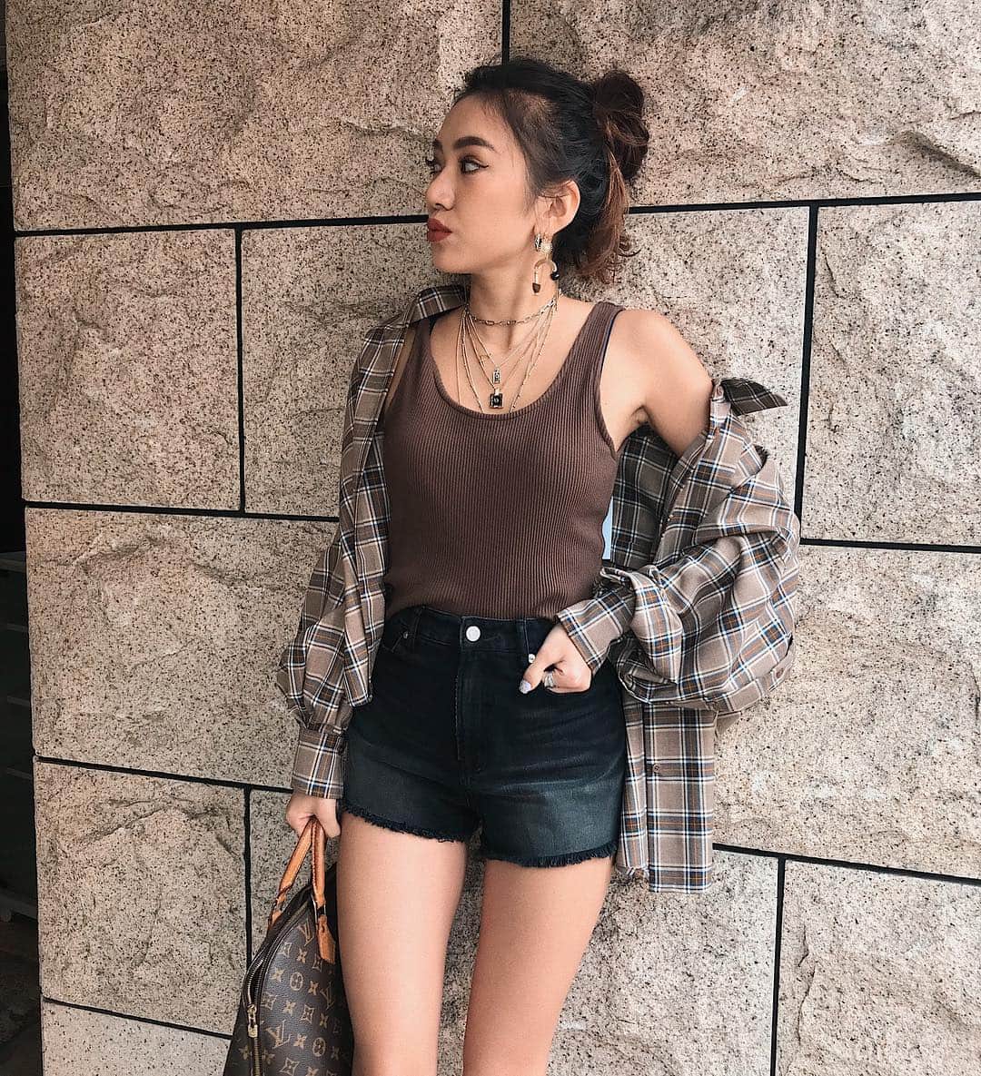 のインスタグラム：「ようやく明日発売のシャツ〜🍫 オトナチェックが可愛い❤️ #evris#coordinate #fashion #ootd」