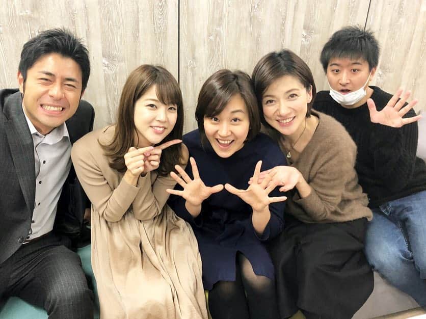 フジテレビアナウンサーのインスタグラム：「・ 『石本だぁ！』 『さおちゃん！久しぶり〜』 たくさんの人に声をかけられ、変わらぬ笑顔とマイク乗りの良い声で応じてる。 この人に会うと、なぜだか本当にホッとするのです。 おかえりなさい、これからもよろしくね。 ・ #石本沙織 #復職初日 #早速ブログを更新した模様 #四季織々 #アナマガ ・ #榎並大二郎 #久代萌美 #藤井弘輝 #元気だけどマスク #梅津弥英子 👆⌒ #戸部洋子 #同期っていいね #フジテレビアナウンサー #うめづ日記」