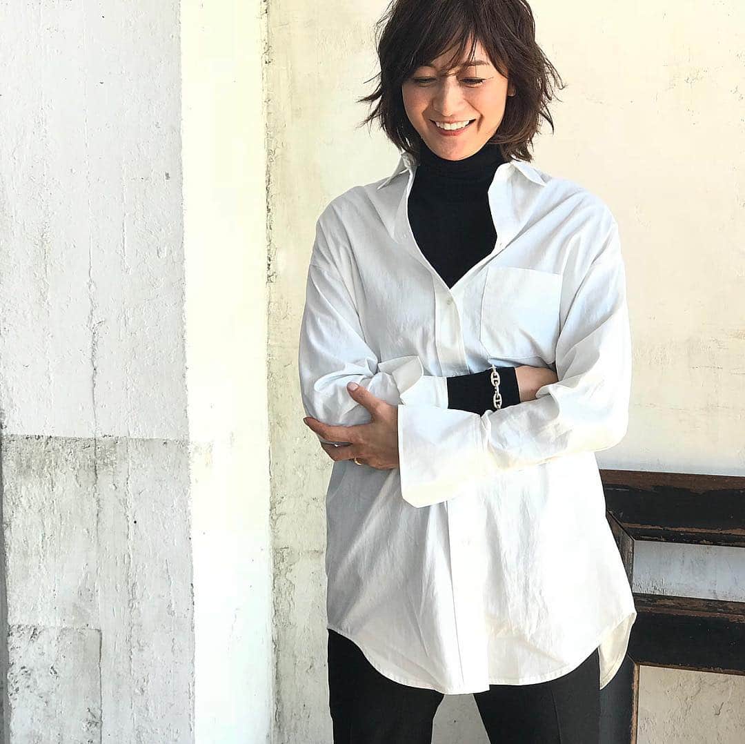 富岡佳子さんのインスタグラム写真 - (富岡佳子Instagram)「#vince の白シャツをレイヤードしてみました。 2枚目…足元はどれでしょう？？ 3枚目…#answer  #porselli のバレエシューズは、今後エクラプレミアムにて販売予定です。お楽しみに♡」2月4日 9時31分 - yoshikotomioka