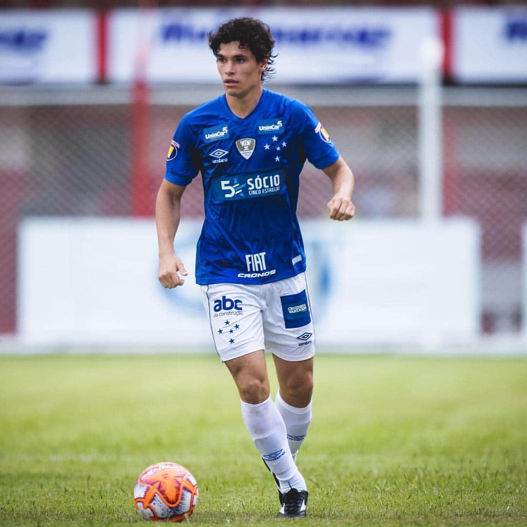 ドドのインスタグラム：「Feliz pela estreia com vitória hoje. Espero que seja a primeira de muitas. 💙🦊 #NasBatalhasComOCruzeiro #VILxCRU 📸 @pedrovalefoto」