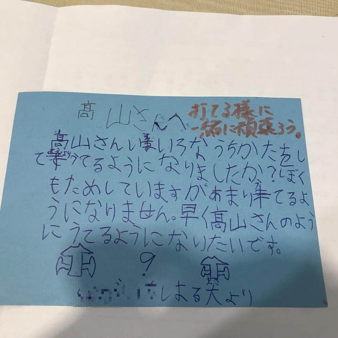 阪神タイガースさんのインスタグラム写真 - (阪神タイガースInstagram)「応援メッセージカードを見つけた高山選手。「返事書いてもこの子に届かないですよね？」と言いながら、返事を書いてました。 #高山俊 選手 #ちびっ子からメッセージ #ありがとう #インスタからその子に届くことを祈って✨ #阪神タイガース #ちばりよータイガース #ぶち破れオレがヤル」2月4日 9時42分 - hanshintigers_official