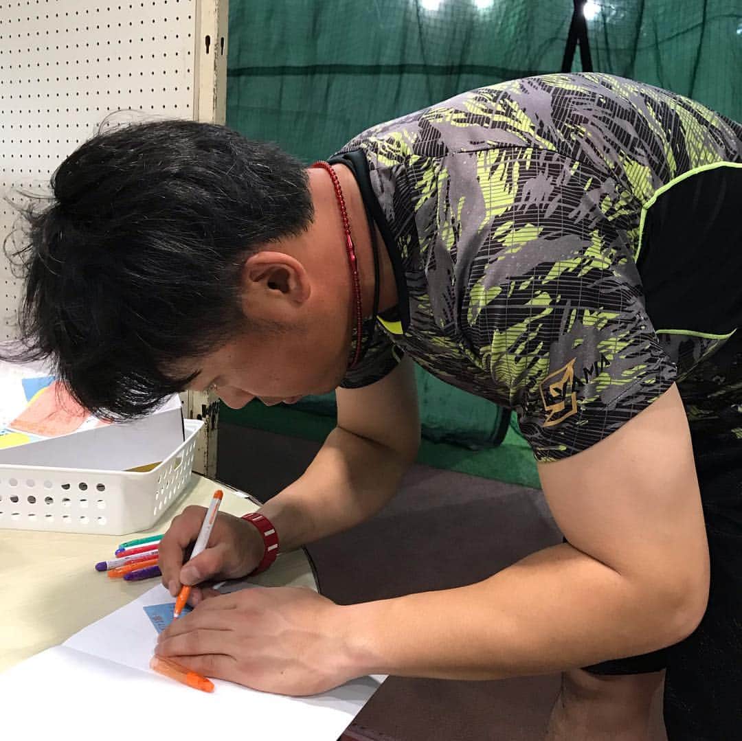 阪神タイガースさんのインスタグラム写真 - (阪神タイガースInstagram)「応援メッセージカードを見つけた高山選手。「返事書いてもこの子に届かないですよね？」と言いながら、返事を書いてました。 #高山俊 選手 #ちびっ子からメッセージ #ありがとう #インスタからその子に届くことを祈って✨ #阪神タイガース #ちばりよータイガース #ぶち破れオレがヤル」2月4日 9時42分 - hanshintigers_official