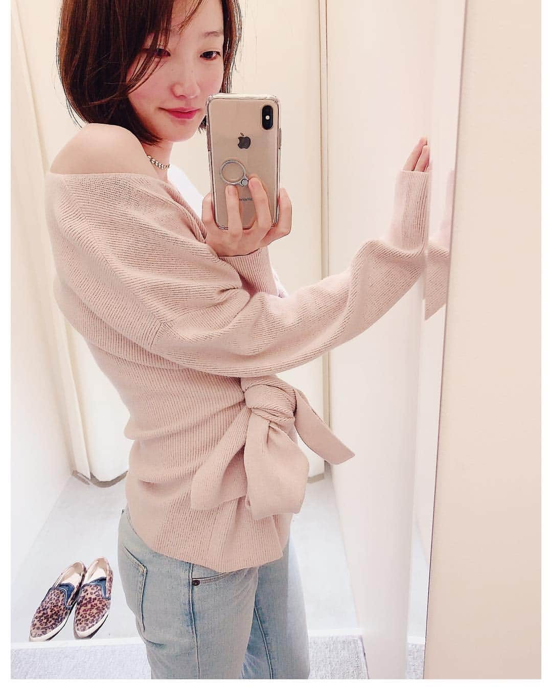 金香里のインスタグラム：「Good morning♡ 寝起きでテンション低くても 自分がトキメク服を着たら今日1日にワクワクしてくる。 ときめきって大事だよね☺️ . . #わくわく #トキメキ #ときめきって大事 #ときめくものだけに囲まれたい #断捨離したくなる  #今日も一日楽しめそう #haveaniceday #instastyle  #좋은하루되세요 #패션스타그램  #金香里」