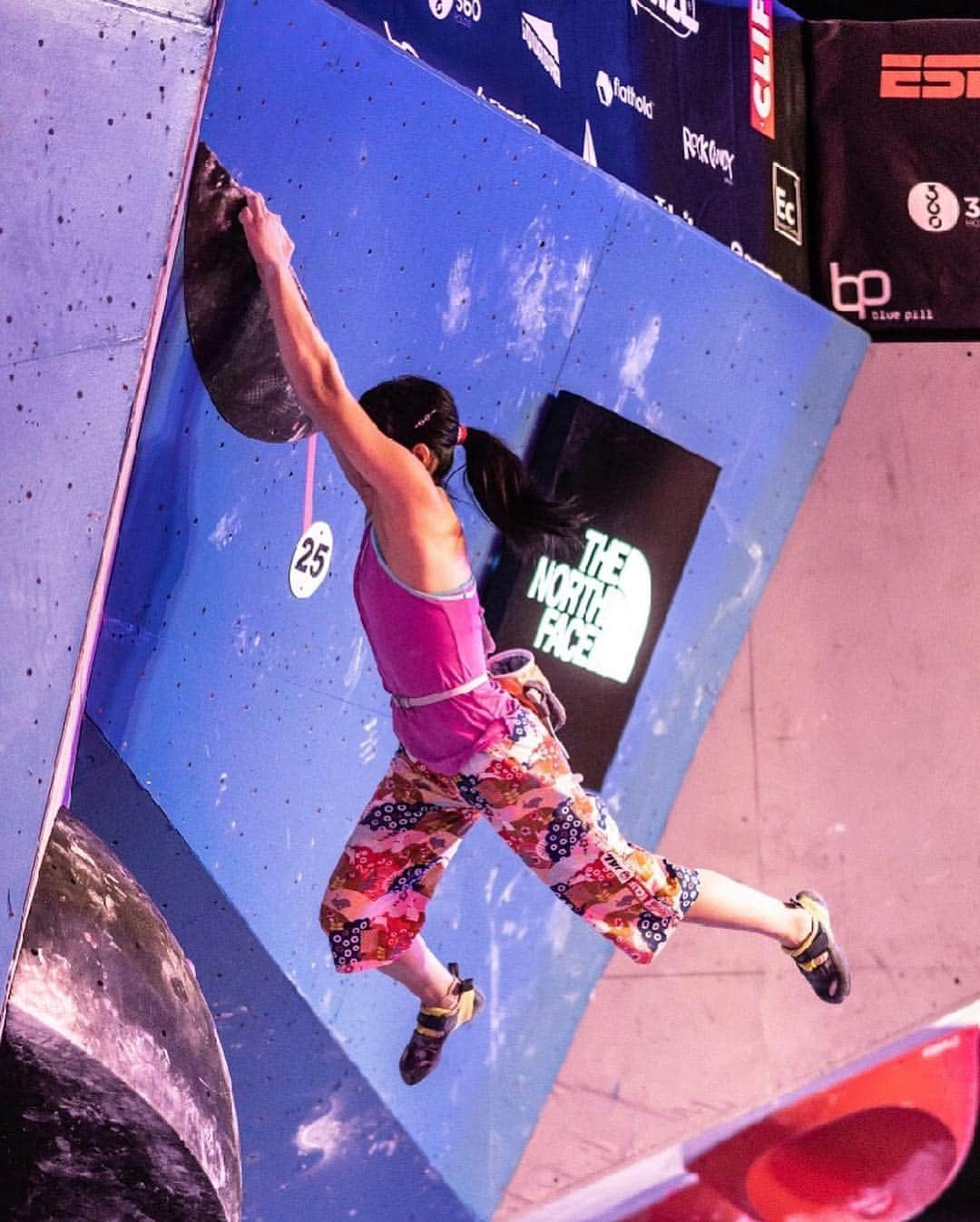 白石阿島さんのインスタグラム写真 - (白石阿島Instagram)「Im still out of words from this whole weekend at the Bouldering National Championships🤩🤩🤩 I’m incredibly happy and grateful :)) I enjoyed every moment climbing with these amazing athletes this whole weekend💜 v happy to be on the podium with @margojain And @alexjohnson89 ! big congrats to @steezybailey for killing it in the men’s round.」2月4日 11時08分 - ashimashiraishi