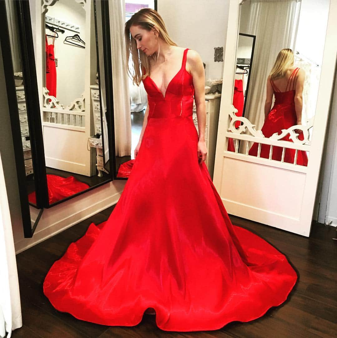 ジョアニー・ロシェットさんのインスタグラム写真 - (ジョアニー・ロシェットInstagram)「Essayage de rêve chez @dicarlocouture_official en vue de l’événement Robe Rouge💃au profit de @thehsf qui aura lieu au @theatreparadoxe ce jeudi. Pour vous procurer des billets, cliquez sur le lien dans ma bio!」2月4日 12時12分 - joannierochette