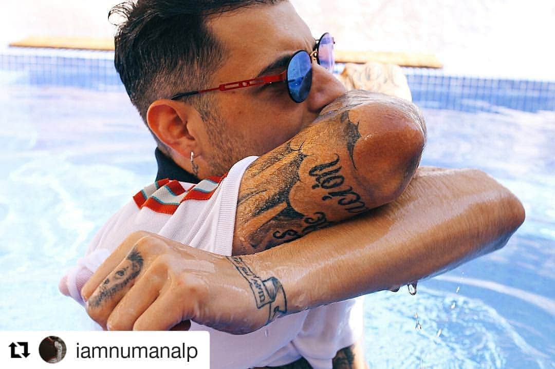 のインスタグラム：「@iamnumanalp wears @italiaindependentofficial  Mod.0515.044.053  #Repost @iamnumanalp (@get_repost) ・・・ Ma raison somnolait, ma conscience me conseillait, mon subconscient m'déconseillait, mais mon esprit veut s'envoler 🕊 #mymindwantstofly #summerisnotover #tattooed #tattoo #italiaindependent #gucci #sunglasses #poolside #swimmingpool」