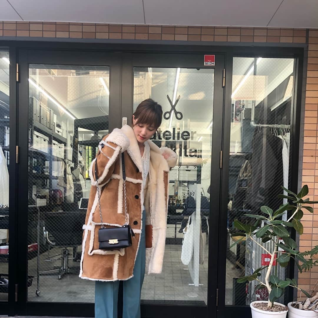 本田翼さんのインスタグラム写真 - (本田翼Instagram)「🙋‍♀️ 頭からニョキっとハサミが出ています✂️ お気に入りの👜で浮かれています🧚🏻‍♀️ 👜 @michaelkors 🧥 @loewe 👚 @cannabis__ladies 👖 @beautifulpeople_officialsite  #michaelkors #loewe  #cannabisladies #beautifulpeople」2月4日 12時16分 - tsubasa_0627official