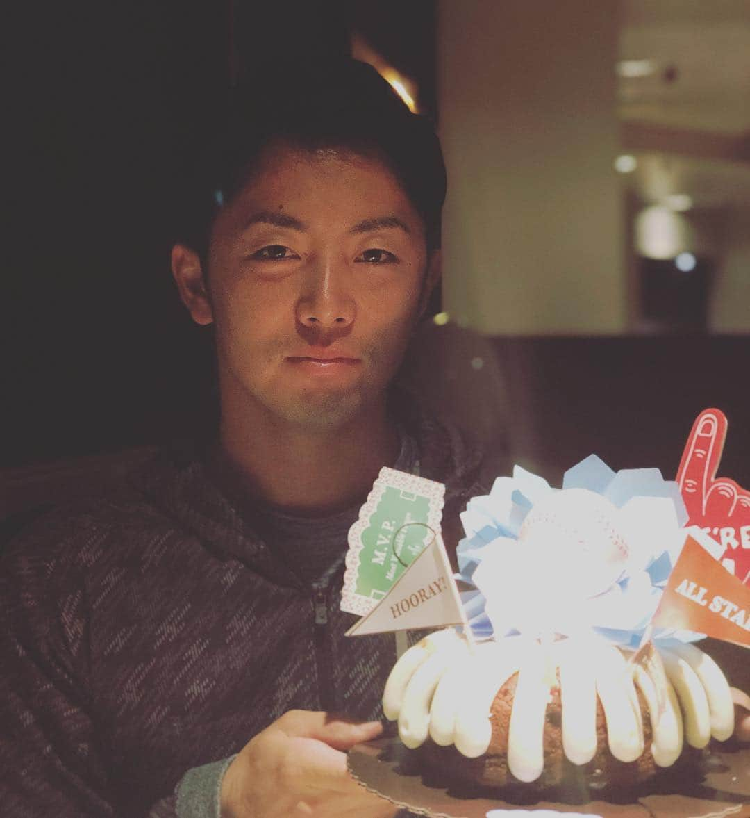 秋吉亮さんのインスタグラム写真 - (秋吉亮Instagram)「谷内くんハッピーバースデー🎉 日本時間では昨日だけどアメリカ時間では今日が誕生日✨おめでとう✨  #北海道日本ハムファイターズ #アリゾナ #ハッピーバースデー #谷内亮太 #サプライズ #ケーキ #28歳」2月4日 12時29分 - ryo.akiyoshi_14