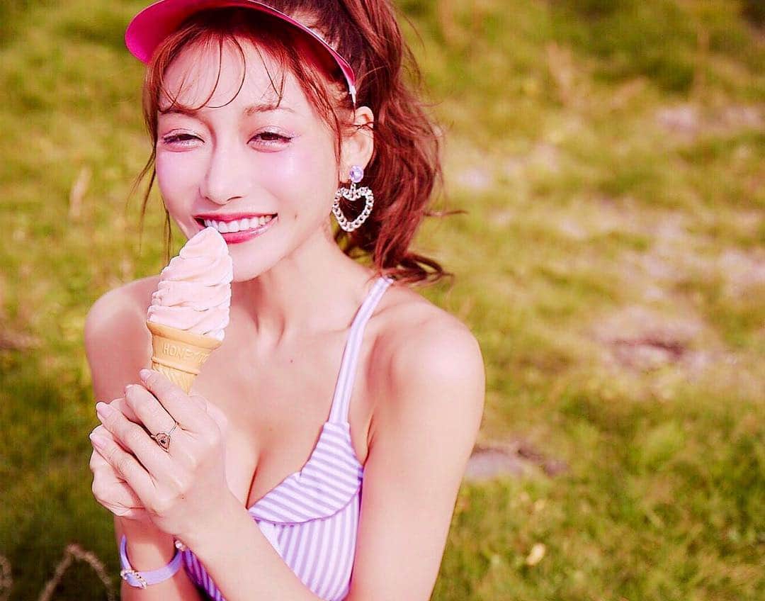 明日花キララのインスタグラム：「笑ってるけどローラースケートでひっくり返らないかヒヤヒヤしてたんだ🤗🌷 . #2019カレンダーより #ソフトクリーム #偽物だよ🍦🧁」