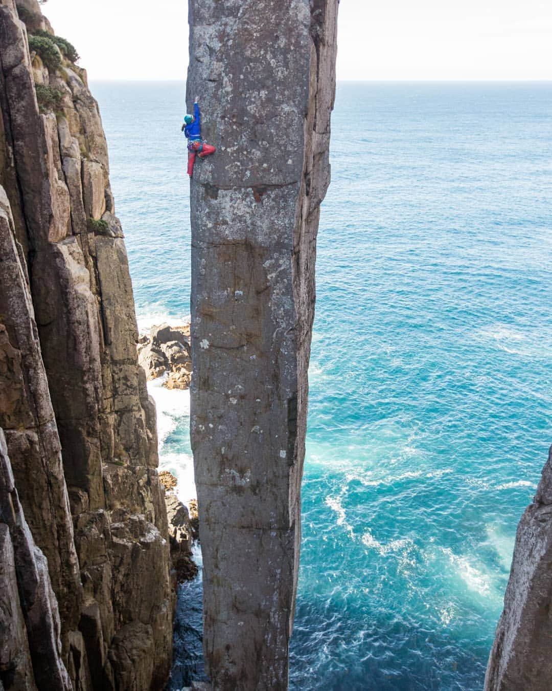 カタリーナ・ザーヴァインさんのインスタグラム写真 - (カタリーナ・ザーヴァインInstagram)「Did you know that back in the years the military used the Tasmanian sea stacks for aiming exercises? Well, I'm glad they missed this one!  Pic by @jonglassberg  @louderthan11, @marmot, @marmot_mountain_europe, @lasportivagram, @petzl_official  #itsgreatoutthere #accesstheinaccessible #foryourmountain #tasmania #seastacks #climbing #climbing_pictures_of_instagram #c_l_i_m_b #outdoorwomen」2月5日 1時39分 - katha_saurwein