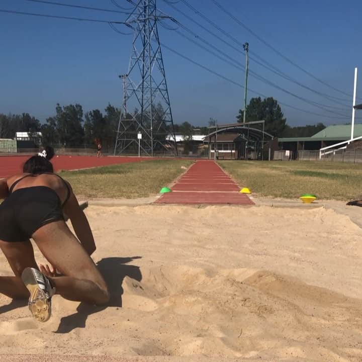 テイレイハ・クラークのインスタグラム：「*argh*  #longjump #triplejump」