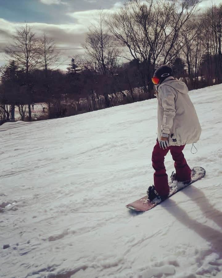 のインスタグラム：「・ ・ 今シーズン初snowboard🏂🏂🏂 ・ やっぱり初だと 最初はうまく滑れない😓 転びまくり。笑 ・ ・ あと何回行けるかなぁ❤️ ・ ・ #snowboard#snow#snowboarding#travel#sports#outdoor#fuji#yeti#japan#snowlife#freakingcold#snowislife#instagram#instalife#insta#pilgrim#followme#followback#wintersport#スノボー#滑るの遅いと怒られっぱなし#もっとスピード出せって#恐るべし#若い子」