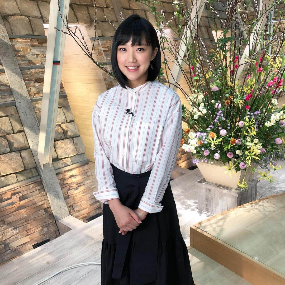 竹内由恵さんのインスタグラム写真 - (竹内由恵Instagram)「今週も1週間が始まりましたね。 先週の衣装です✨ 1枚目 ブラウス・スカート PARIGOT（パリゴ） 2枚目 ブラウス・スカート N.O.R.C(ノーク) 3枚目 ブラウス・スカート N.O.R.C(ノーク) 4枚目 ブラウス・スカート NATURAL BEAUTY (ナチュラルビューティー) ￼5枚目 シャツ・スカート N.O.R.C(ノーク) #norc#naturalbeauty #parigot#アナウンサー衣装」2月4日 18時11分 - yoshie0takeuchi