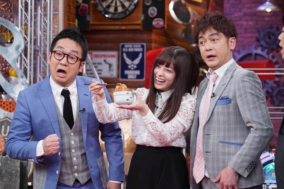 日本テレビ「ウチのガヤがすみません！」さんのインスタグラム写真 - (日本テレビ「ウチのガヤがすみません！」Instagram)「明日23:59〜 #ウチのガヤがすみません！は #橋本環奈 さんがゲスト😍 昨日#20歳 なりたての#環奈 さんが 「いつもの！」と言える行きつけの店を見つけたい！ ということで… #なすなかにし の#ロケ #新企画 始動！ 寒い〜中#究極の逸品 を探し回りました👣👣 #カメラマン 📹さんと息のあった#なすなか さんをお楽しみください👏  そして！#ガヤ 席にはまさかの👀 #朝日奈央 さんと#ニューヨーク 🗽から#ピース綾部 さんも！？ 大盛り上がりの1時間お楽しみに！. . ⚠️今晩から、#収録裏 の様子を#ストーリーズ で公開していきます♪ そちらも合わせて見て下さ〜い🎶  #ウチガヤ #豪華ゲストとガヤ芸人  #ガヤ芸人オフショット #芸人  #綾部 ？さん #帰国 ？#私服 #背中にもニューヨーク 🤣#Kいち」2月4日 18時22分 - uchino_gaya