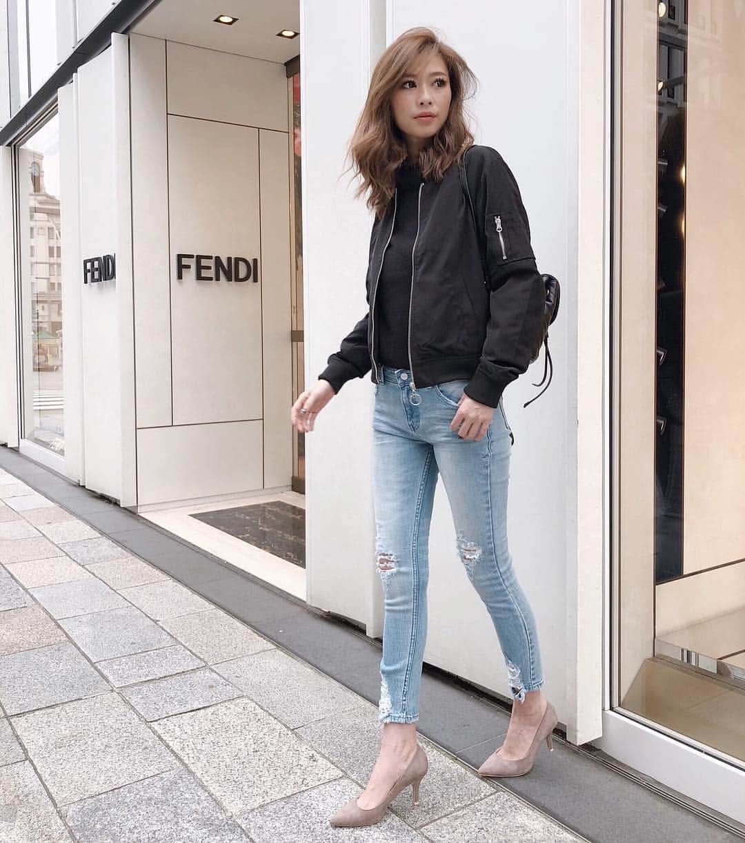 長谷川唯のインスタグラム：「・ ・ シンプルなデザインが好き🖤🥀デニムをカッコよく着こなす女性って魅力をかんじる✨ ・ ・ #me #fashion #instagood #coolgirl #love」