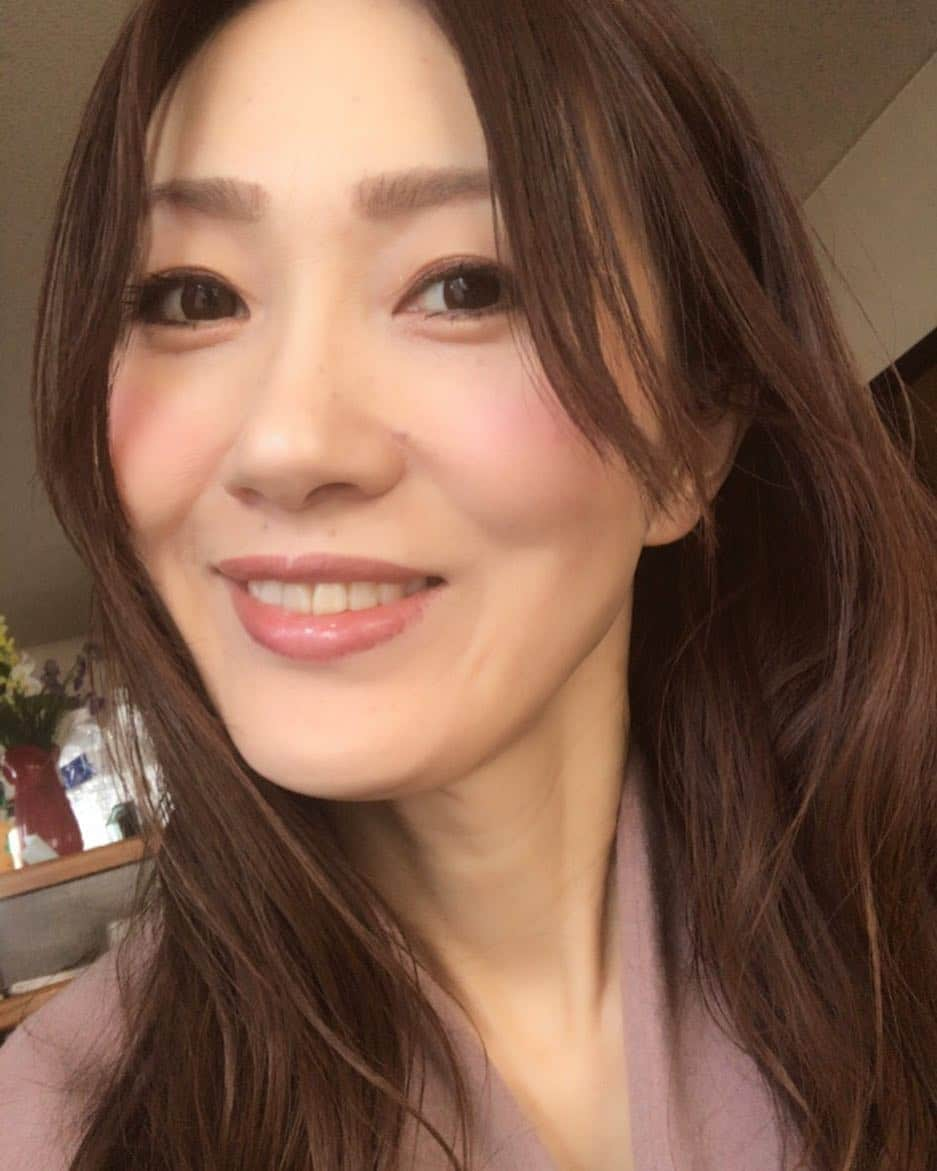 梅本理恵さんのインスタグラム写真 - (梅本理恵Instagram)「前髪♡ …伸びました。 大人になってから、長くしたのは、たった3年程。 前髪問題…切りたい衝動と葛藤中。 ・ ・ #前髪問題#ありなし #美魔女コンテスト #二次審査 の日は #ぱっつん前髪 #美魔女 #美魔女ファイナリスト #はんなり美魔女#梅本理恵 #どっちでもいいか#いやよくないか#おでこ#ほめられ ます☺︎」2月4日 18時53分 - rie___12ki