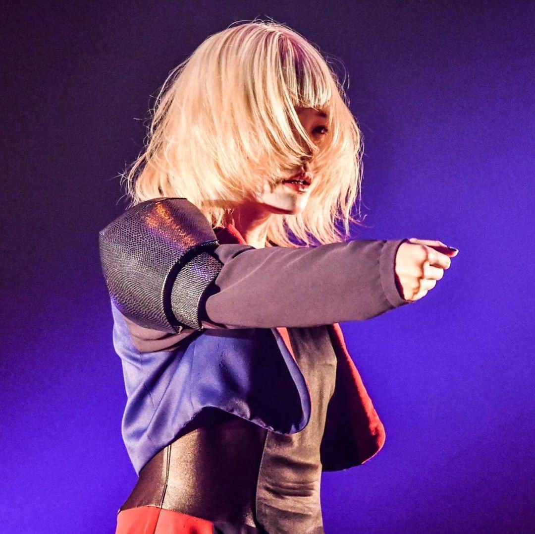 高橋有紀のインスタグラム：「ライブのカッコいいチッチ。 普段のチッチからは考えられないようなパワフルなパフォーマンスと歌声。 作った髪も最高に表現してくれる、最高なアーティスト。 惚れるよねーーーー 大好きチッチ❤︎ チッチに送ってもらった写真はファンの方（清掃員）が撮ったものたち。ビッシュはライブの写真OKで、毎回良い写真を撮ってる皆さまも最高！ 私のお客様もどんどんチッチヲタになりどハマりしている☺︎ #セントチヒロチッチ  #BiSH #lysa_yuki」