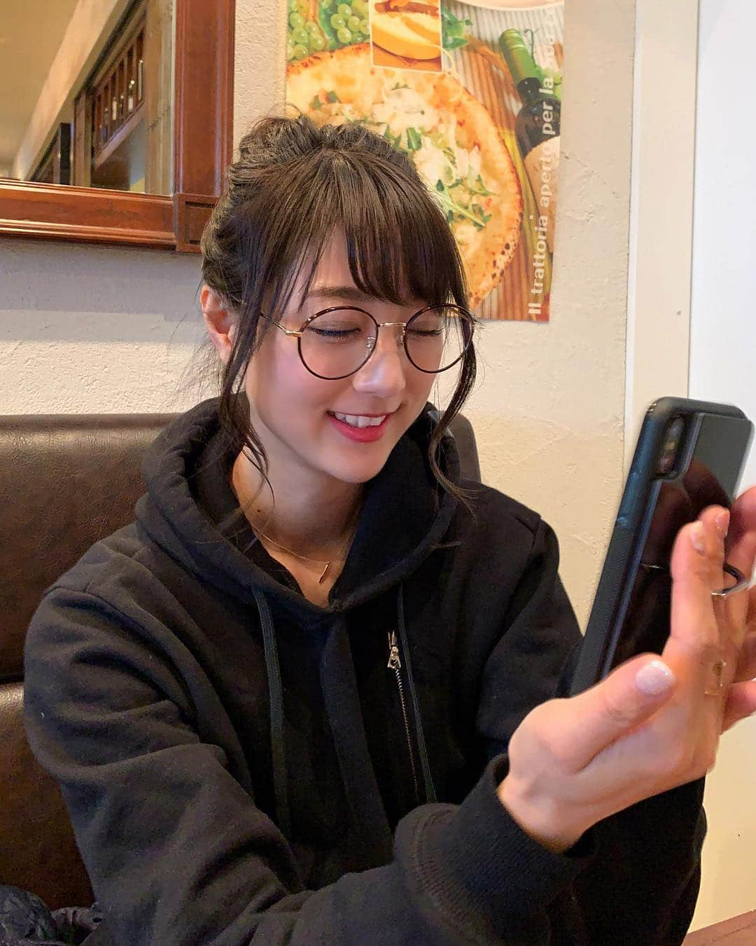 佐々木もよこさんのインスタグラム写真 - (佐々木もよこInstagram)「iPhoneXに変わってから、﻿ またまたケースは @waylly_jp 😊📱✨﻿ ﻿ くっつくからTikTokも自撮りも楽勝すぎて﻿ 重宝しています〜🥺💕💕﻿ ﻿ この指フックの裏面がミラーになってるから﻿ 鏡を持ち歩かなくてもいっつも持ってる携帯でチェックできるから便利すぎる😂🙏❤️﻿ ﻿ ﻿ 最近やっとモバイルスイカも入れたから﻿ ハイテク女子だな〜わたし😏🍉✨✨と、﻿ 自分でいい女を感じています。﻿ ﻿ ﻿ 今日気温上がったけど、﻿ やっぱり夜は寒い‼️😭💦﻿ ﻿ 寒暖差気をつけてねーっ💓💓﻿ ﻿ ﻿ ﻿ #weylly#自撮り#tiktok#iphonex#fashion#ootd#stampd#おだんごアレンジ #おだんごヘア#ヘアアレンジ#パーカー#ファッション#iphoneケース #メガネ女子」2月4日 20時50分 - moyoko_atom