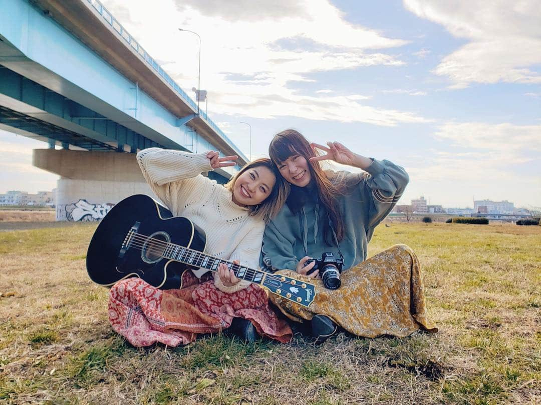 Rihwaさんのインスタグラム写真 - (RihwaInstagram)「のんちゃん @moron_non との撮影、とっても楽しかったなぁ！☺️💕🌼 2年前に北海道まで来てもらって撮影したのが懐かしかった！❤️🐴🌿 あの時は髪をばっさりふぁ✂️したてで、今回は髪の色をブリファーチ🦳したてだね！😂❤️✌️ スカートも色違いみたいで、天気も良くて、選びきれないくらい良い写真ばかり撮ってくれて、撮れ高高すぎ！昨日の撮影は完ぺきでした！🧡💛🌼🍃 公開、お楽しみに！😍✨💕 #Rihwa #もろんのん @moron_non #photo #shooting #sunshine #smile #girls #camera #カメラ女子 #インスタグラマー #ギター女子 #ギタ女 #公園 #Green #芝生 #あぐら女子 #晴れ女」2月4日 21時51分 - rihwa_official