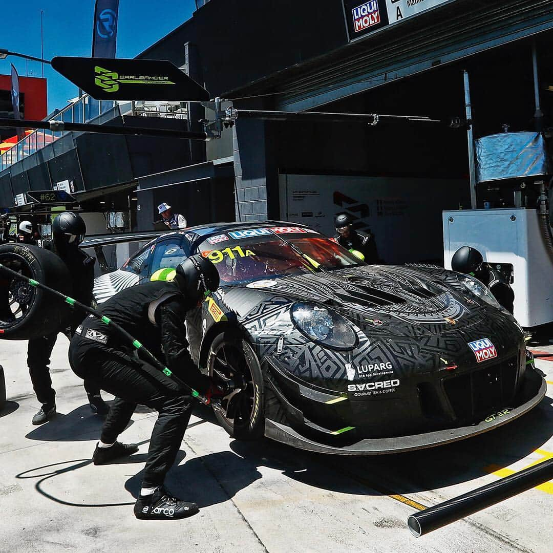 Porscheさんのインスタグラム写真 - (PorscheInstagram)「The 911 GT3 R writes a new page in history. On the weekend the Porsche customer racing team @earlbambermotorsport showed the world what the race car could do at the @bathurst12hr in Australia:  Making history by winning this race for the very first time. #Porsche #Bathurst #PorscheMotorsport #PorscheGT3R」2月4日 22時04分 - porsche