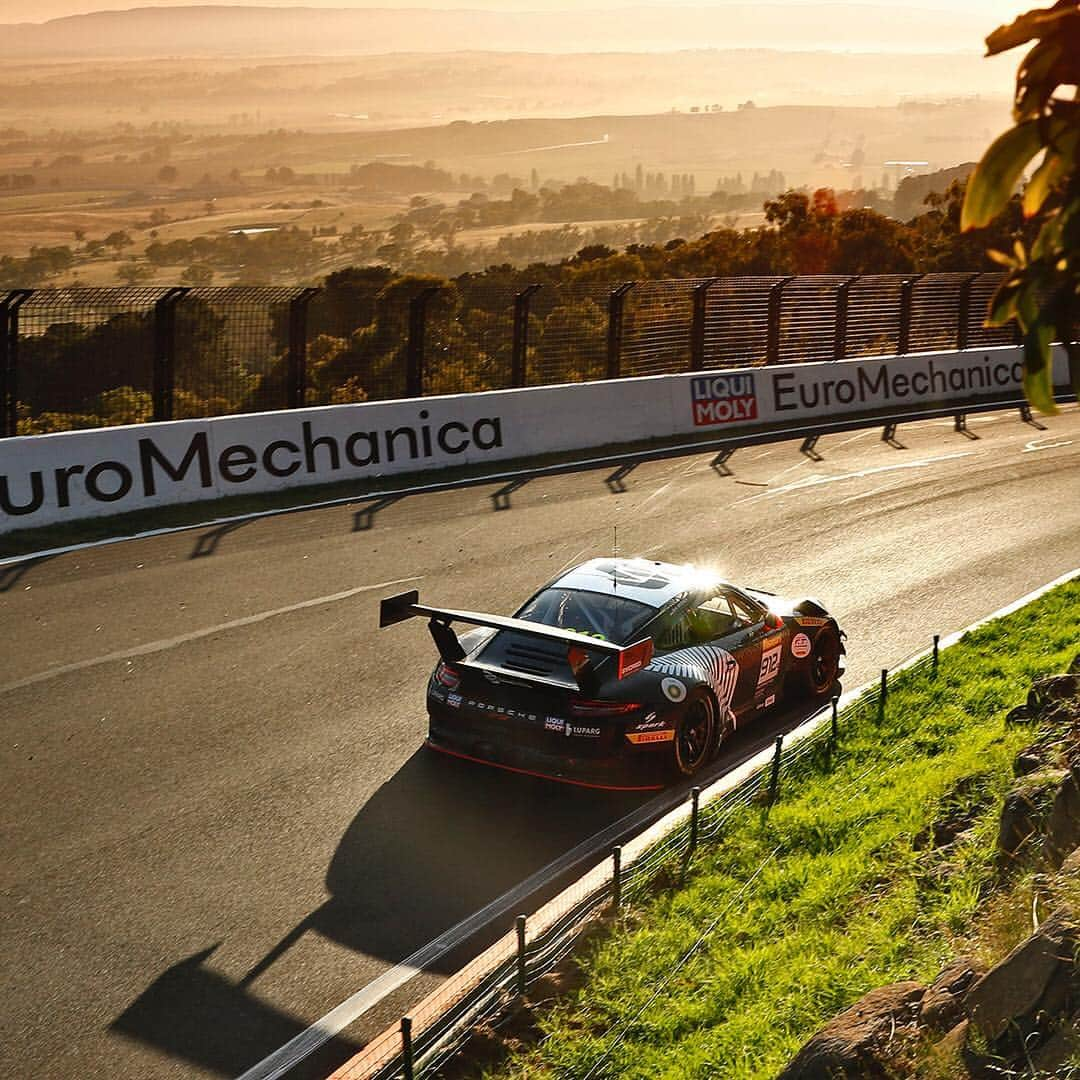 Porscheさんのインスタグラム写真 - (PorscheInstagram)「The 911 GT3 R writes a new page in history. On the weekend the Porsche customer racing team @earlbambermotorsport showed the world what the race car could do at the @bathurst12hr in Australia:  Making history by winning this race for the very first time. #Porsche #Bathurst #PorscheMotorsport #PorscheGT3R」2月4日 22時04分 - porsche